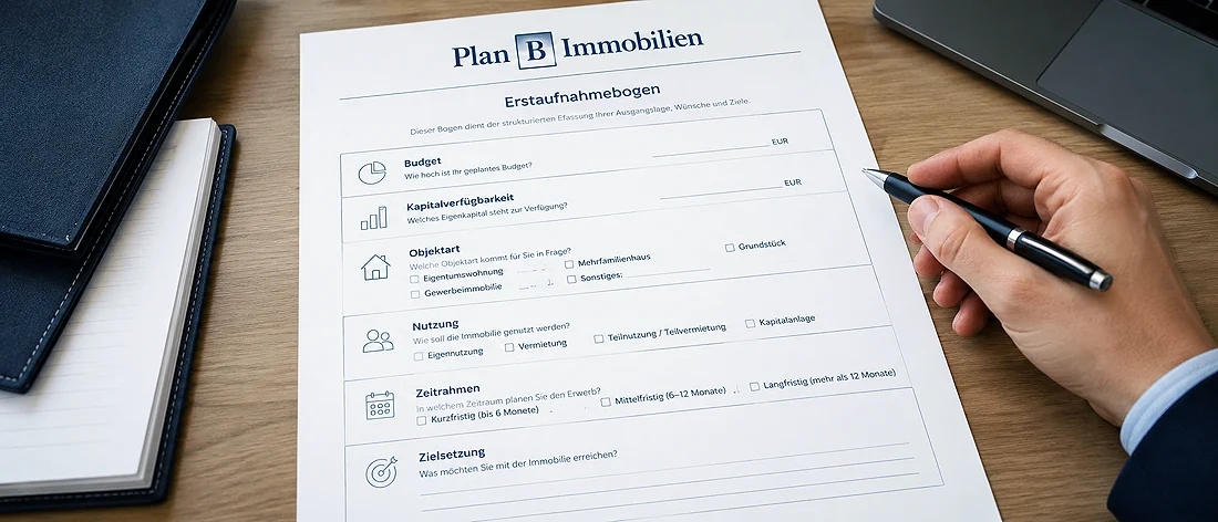 Eine Person hält einen Stift über ein deutsches Immobilienantragsformular mit dem Titel „Plan B Immobilien Montenegro“, das Ankreuzfelder und Felder für Budget, Bonität, Objektdetails, Nutzung, Zeitrahmen und gewünschten Standort enthält.