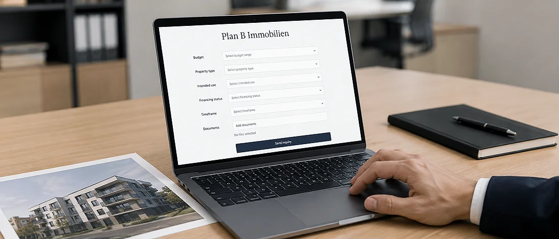 Eine Person sitzt an einem Schreibtisch, auf dem ein Foto eines Wohnhauses, ein Notizbuch und ein Stift liegen, und arbeitet an einem Laptop, auf dessen Bildschirm ein Immobilienformular mit dem Titel „Plan B Immobilien Montenegro“ angezeigt wird.